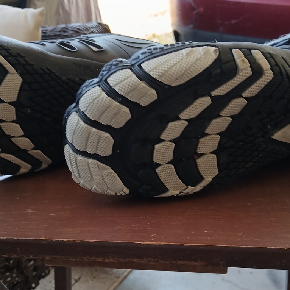 Women's Athletic Shoes - Black Size 8. - Picture 6 of 6